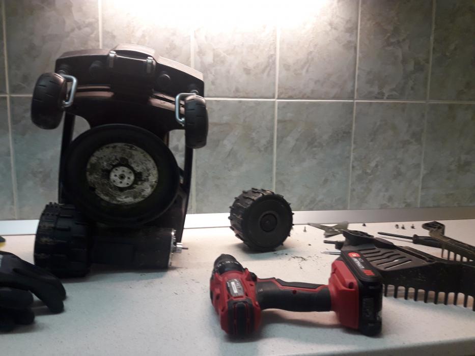 Revizie completa roboti de gazon de dimensiuni mici/medii BASIC