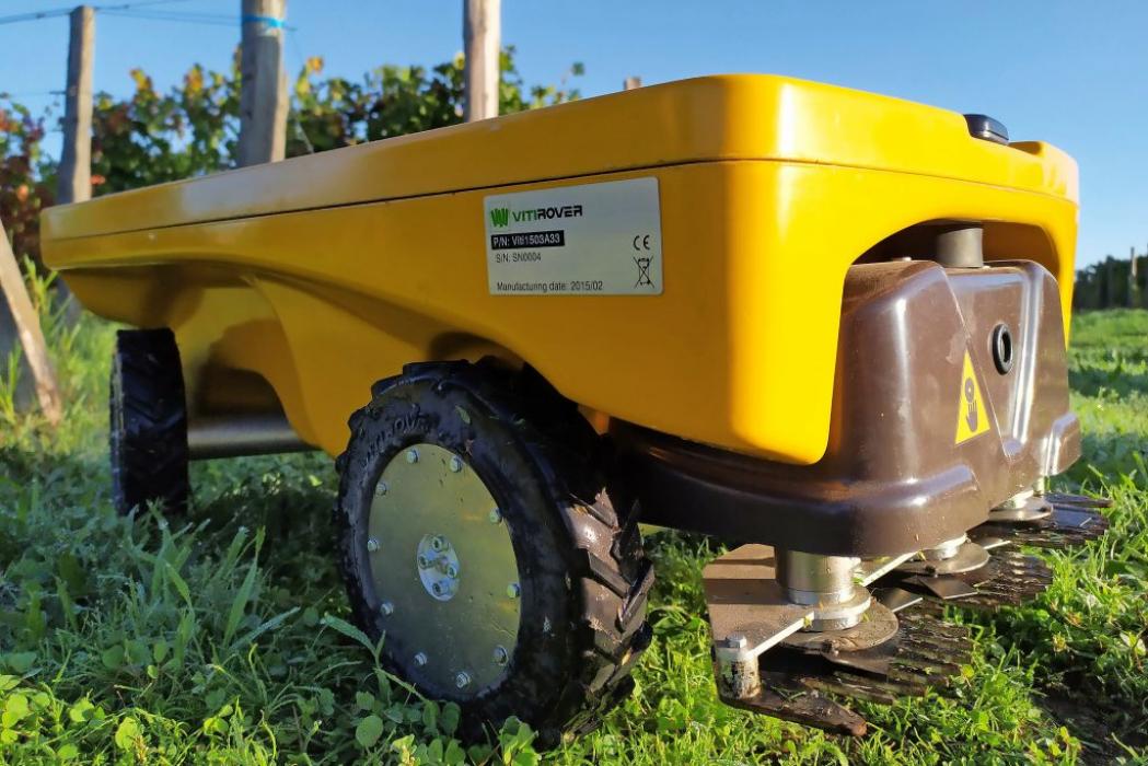 VITIROVER robot Outdoor pentru livezi, viticultura, panouri solare